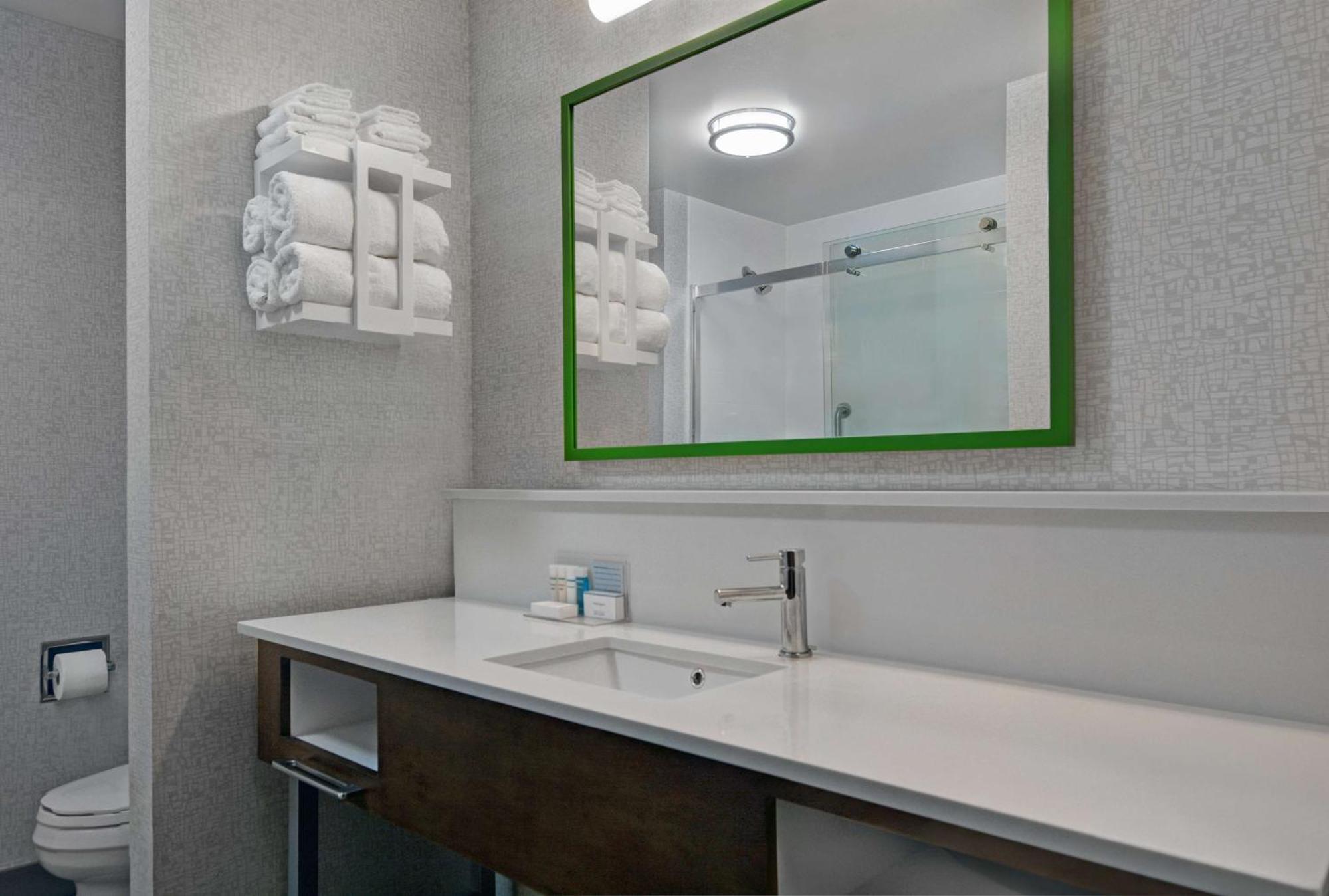 Hampton Charlotte Hotel 4*